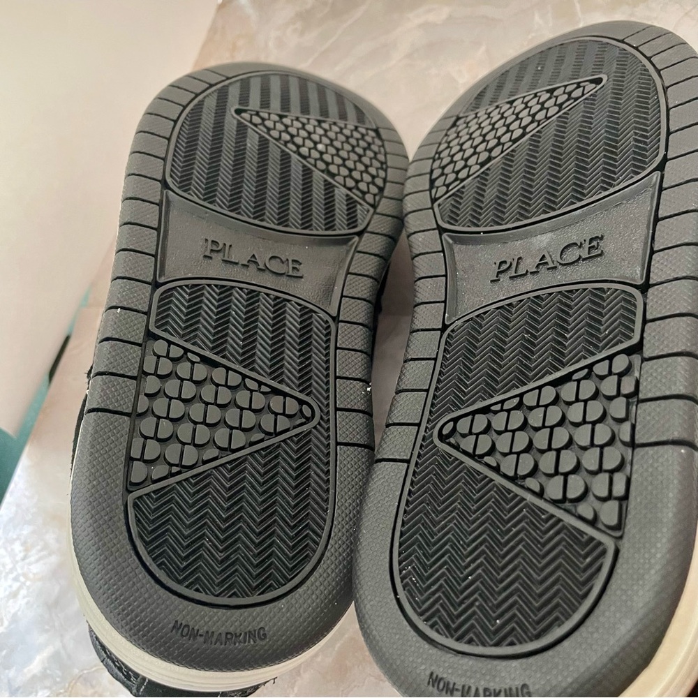 Children’s Place boys sneaker. Leather upper balance man. Size US 4. New - Picture 8 of 11